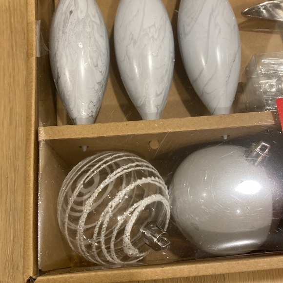 NWT Wondershop 40 Piece Silver and White Ornament Set Shatter Resistant/Hooks - Picture 4 of 6